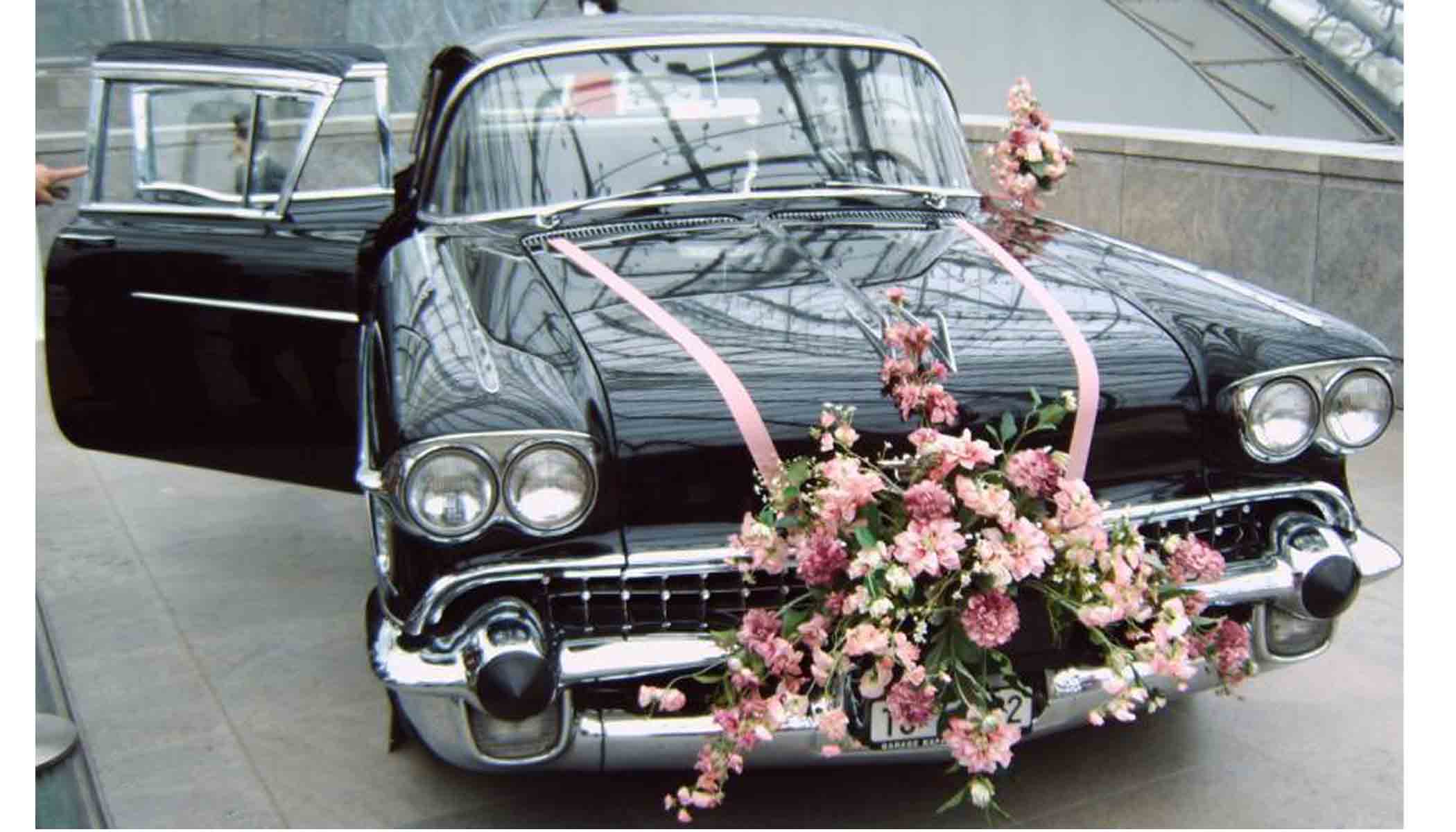 برای تزئین ماشین عروس گل های درشت سفارش دهید تا جلوه داشته باشند