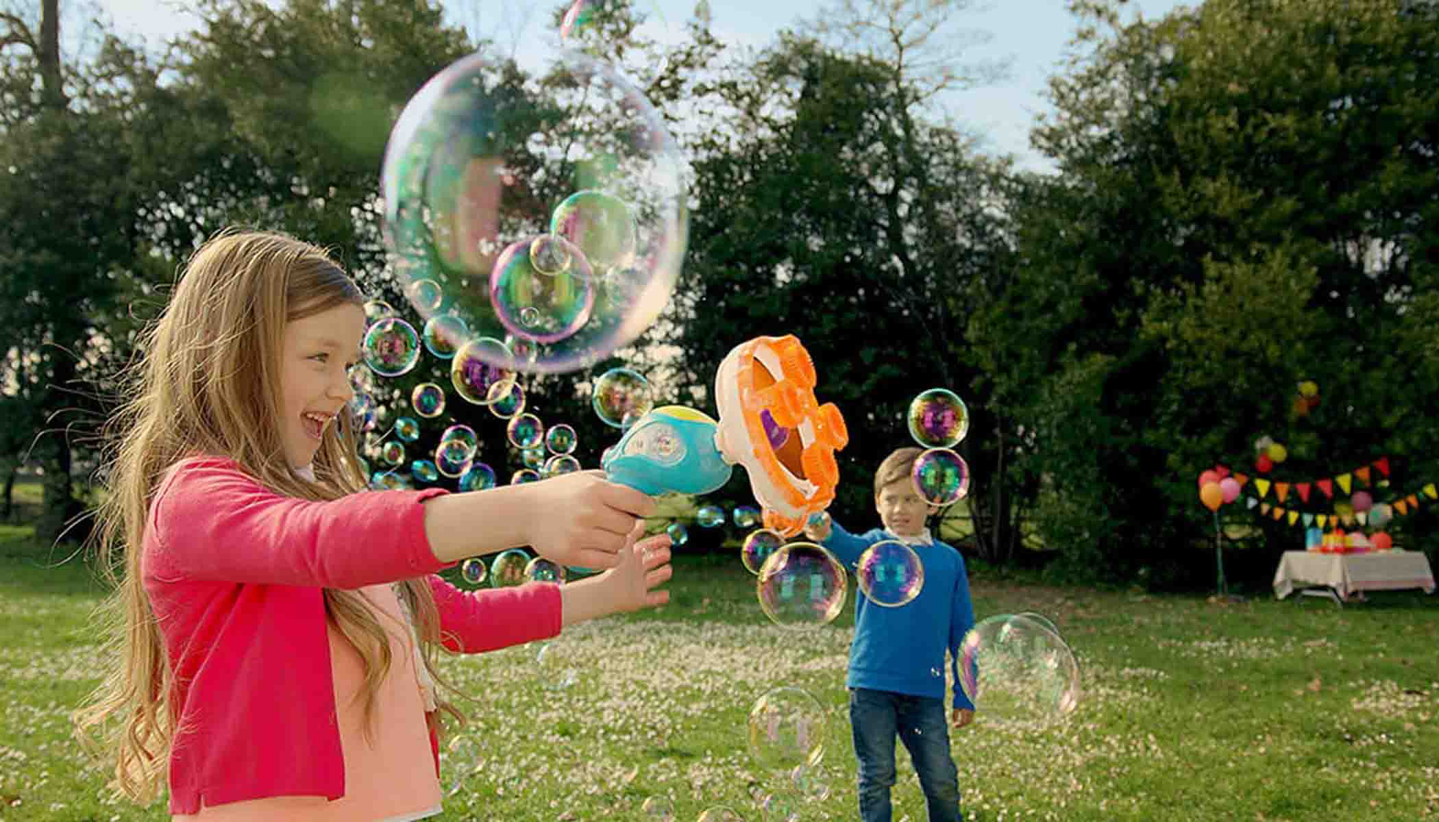 اگر بچه‌های بزرگ‌تری دارید که در آن شرکت می‌کنند، جذابیت حباب‌ها ممکن است ترکیده باشد.سرگرمی بچه ها در عروسی